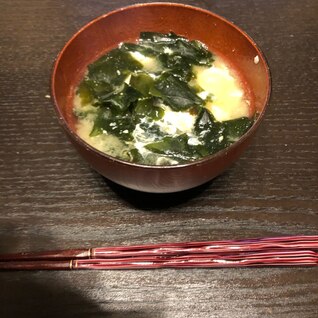 ワカメと油揚げと卵の味噌汁